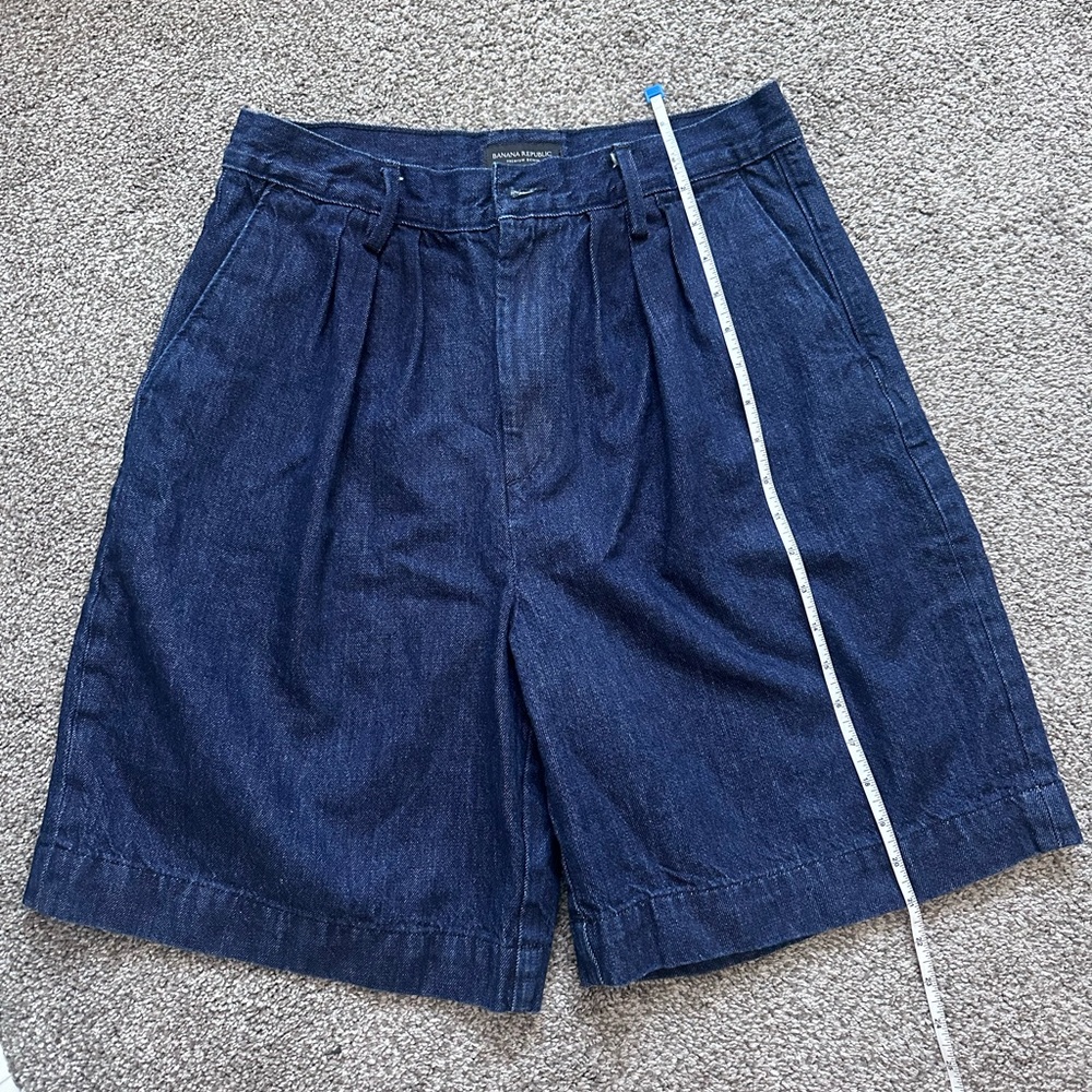 Banana republic bermuda denim shorts
Size 28
